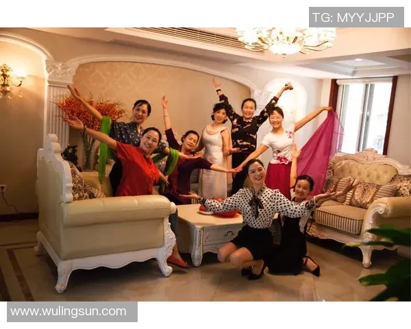 老年足球明星重聚欢庆时刻合影展现岁月风采与友谊的珍贵瞬间 老年足球明星重聚欢庆时刻合影展现岁月风采与友谊的珍贵瞬间