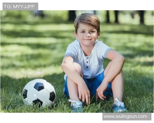 可爱婴儿足球明星球服图片展示小小运动员的梦想与活力